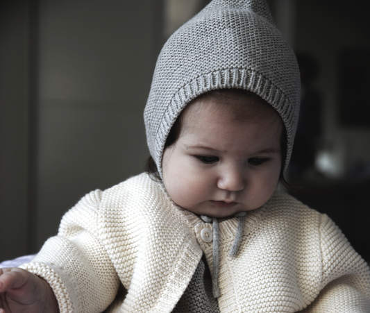 zachte gebreide babymuts bonnet- muisgrijs