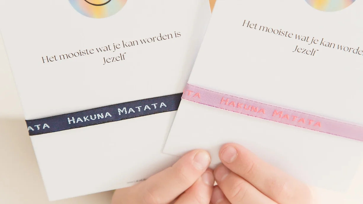 Kaart met Hakuna Matata armband