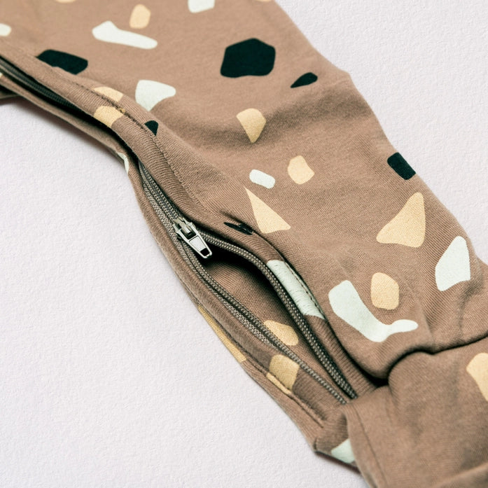 Mocha Pebbles Baby-Pyjama mit Reißverschluss 