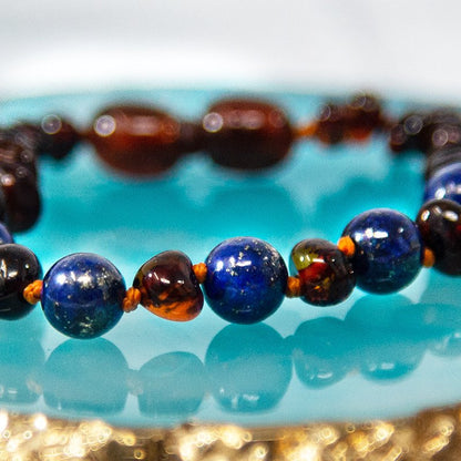 Amber en natuursteen babyarmbandje - Cognac en Lapis Lazuli