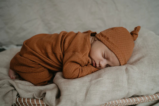 Snoozebaby Schlafsack und Anzug in 1 inkl. Toffee-Mütze – 0–3 Monate