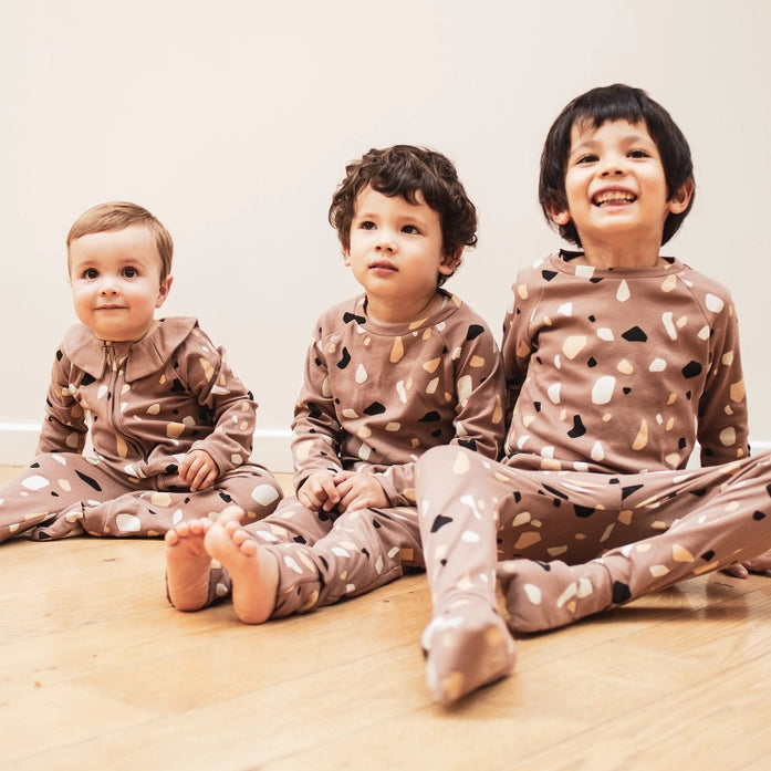 Mocha Pebbles Baby-Pyjama mit Reißverschluss 