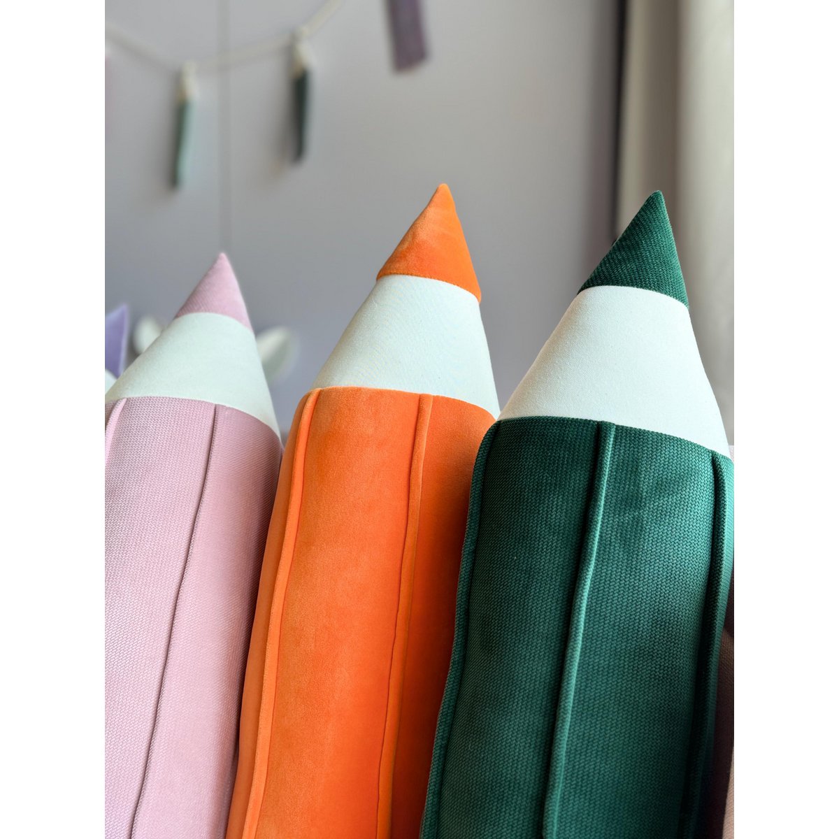 Crayon fluwelen kussen "Oranje" terug naar school decor, kleuter en student cadeau idee, kinderkamer decor, Montessori studentenkamer decor