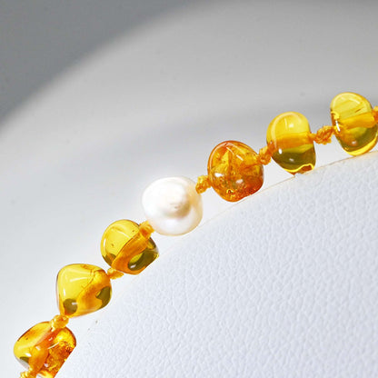 Baby ketting van amber en natuursteen - Honing/parelmoer