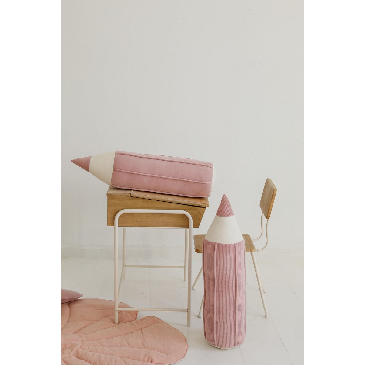 Crayon fluwelen kussen "Pink" terug naar school decor, kleuter en student cadeau idee, kinderkamer decor, Montessori onderwijs kamer decor