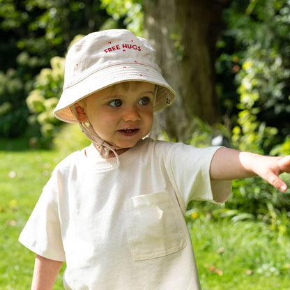 Zonnehoedje baby & kind | FREE HUGS - beige met hartjes